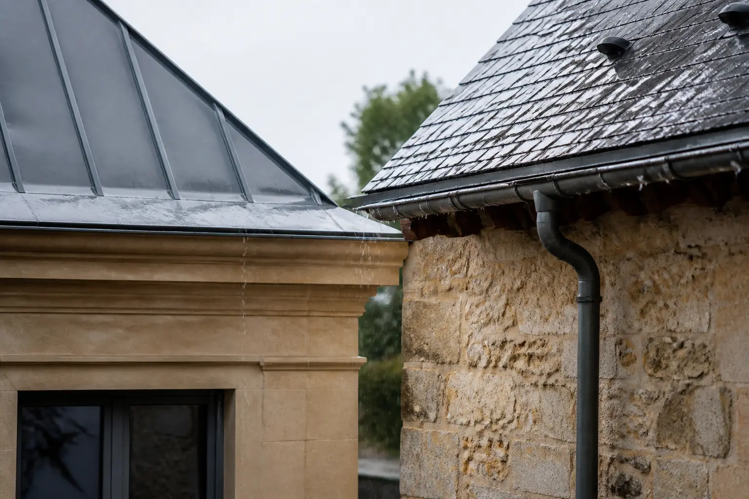 Chéneau zinc intégré et gouttière suspendue sur toiture française après pluie, drainage et rénovation élégante