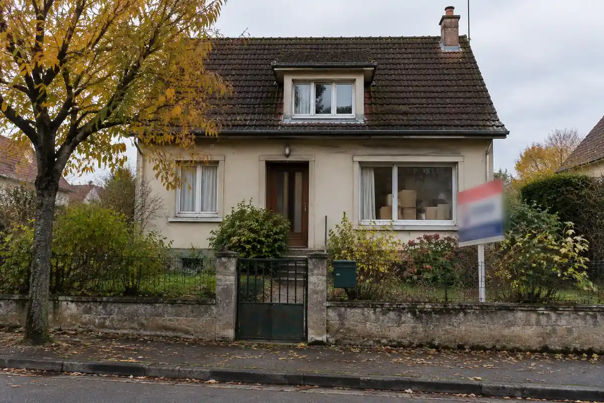 Vente longue : qui porte le risque pendant l'attente, et les clauses qui le répartissent